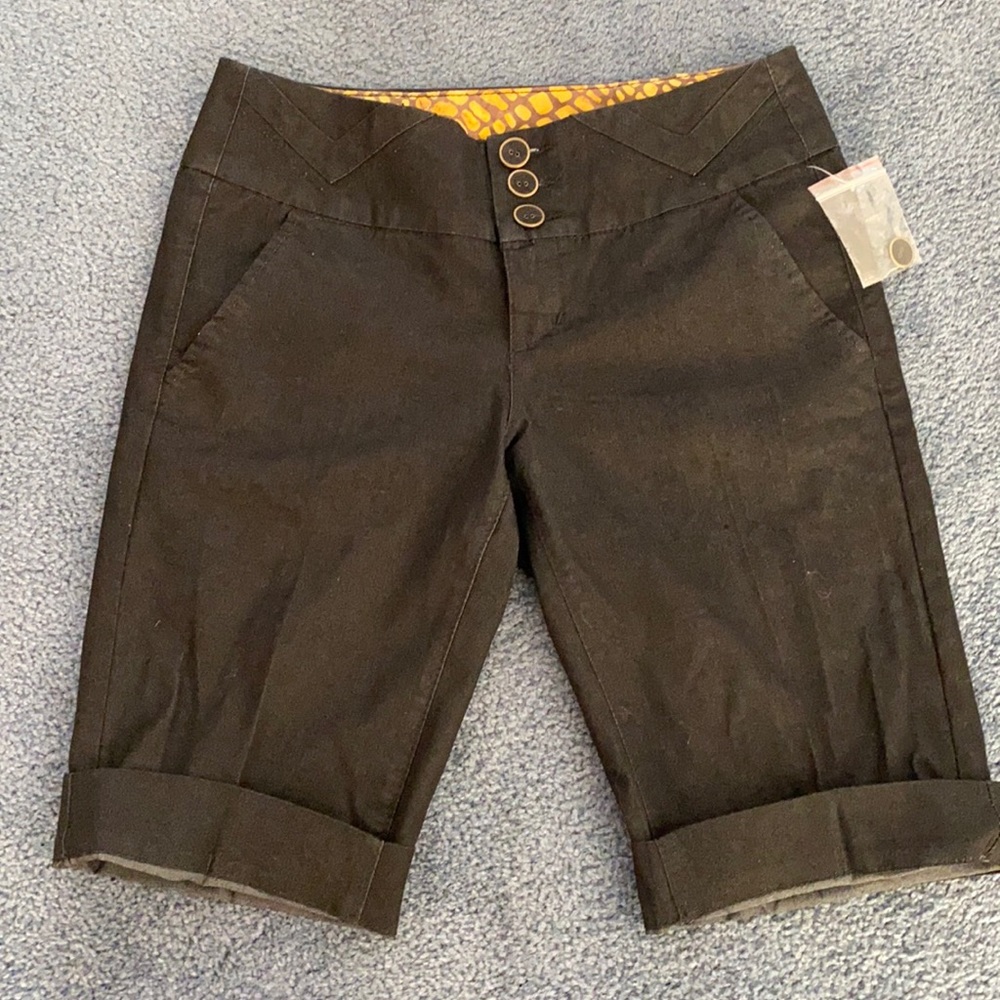 NWT ★ BEBE Shorts - Size 28